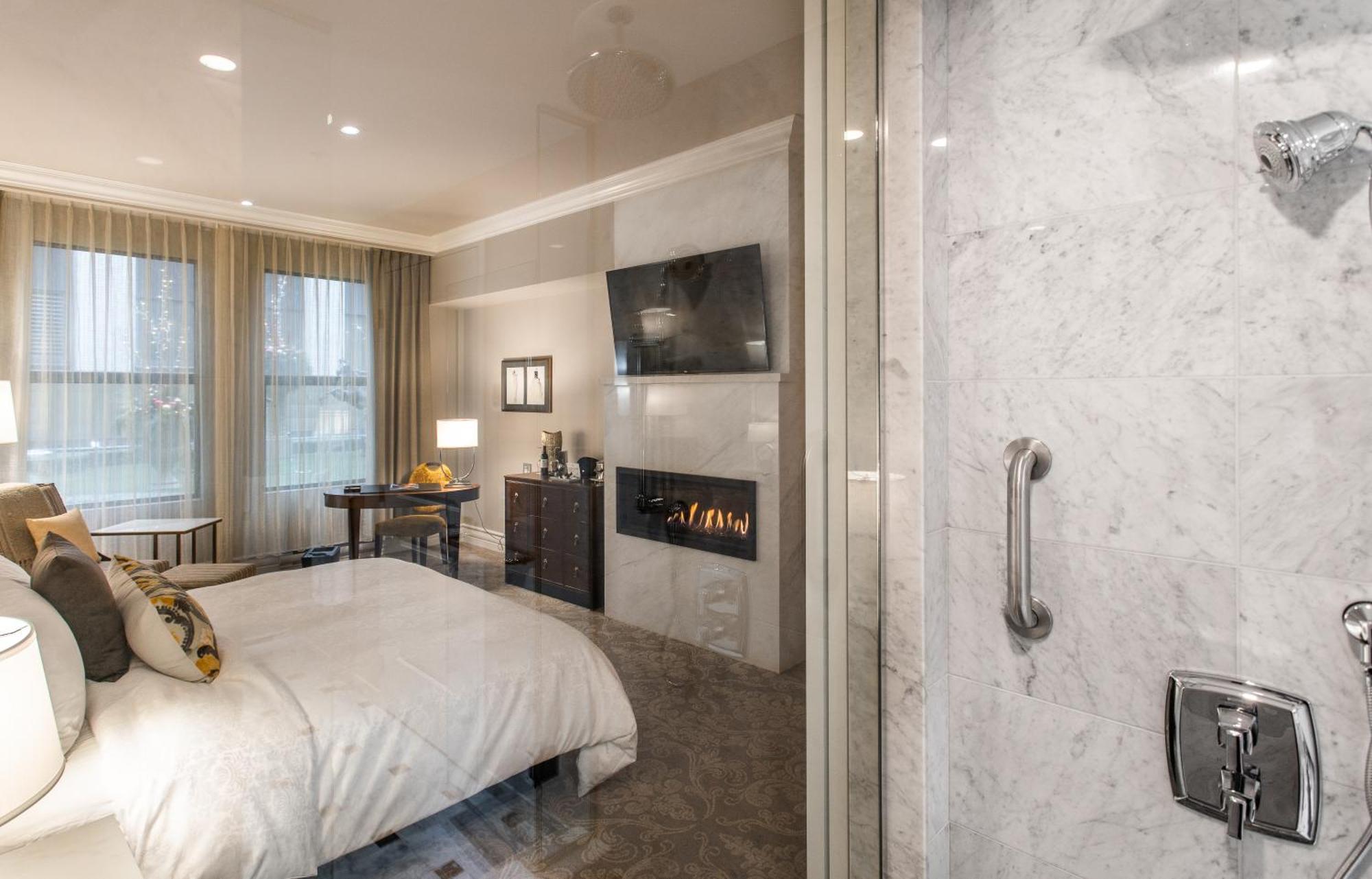 Deluxe Room 1 King Bed Garden View