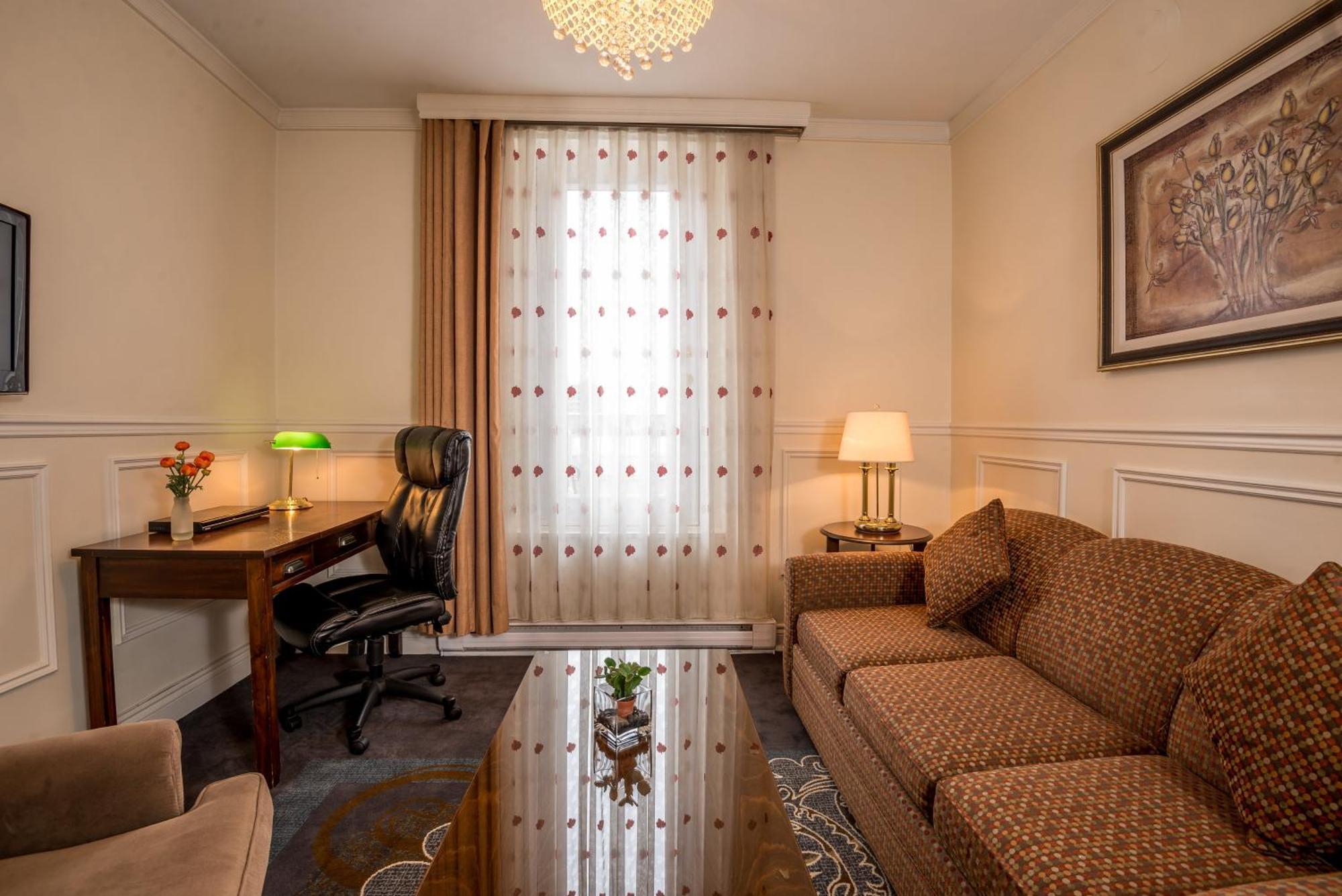 Deluxe King Suite