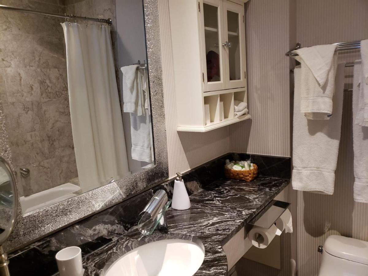 Deluxe King Suite