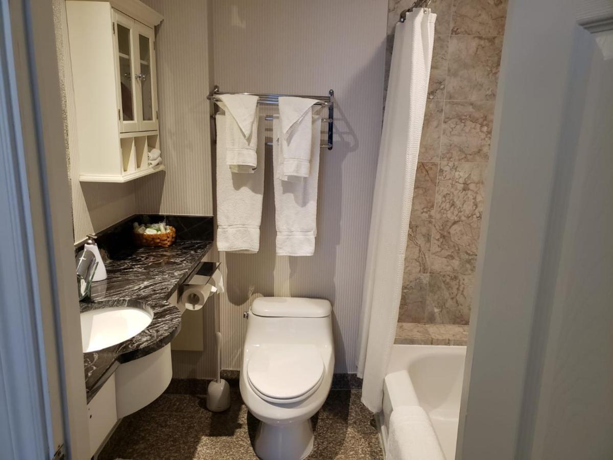 Deluxe King Suite